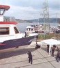 Snímky na této straně věnujeme zahájení letošní plavební sezóny na Brněnské přehradě a slavnostnímu křtu dvou nových lodí DPMB. Situaci v loděnici DPMB před zahájením spouštění lodí na hladinu ilustruje snímek z 25. 3. 2012 (lodě BRNO, LIPSKO a UTRECHT). Slavnostní akt křtu lodi DALLAS s nastoupenými kapitány a rozbitím láhve šampaňského o trup lodě brněnským primátorem zachycují snímky z 14. 4. 2012, stejně jako lodě DALLAS před zahájením slavnosti…

… O týden později, v sobotu 21. 4. 2012 probíhal křest lodě STUTTGART – snímky zachycují loď před zahájením slavnosti a při oficiálním spouštění na vodu. Stejně jako loď DALLAS, má i STUTTGART na bocích nástavby siluetu partnerského města. Dne 8. 4. 2012  pak byl pořízen snímek celé brněnské flotily – pět nových lodí a staronová loď BRNO v popředí. Foto © Ladislav Kašík.