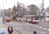 Oprava kanalizace na Pionýrské ulici si nyní vyžádala i úpravy průjezdu křižovatkou s Lidickou, Štefánikovou a Kotlářskou ulicí. Ve směru na Kotlářskou jsou nyní průjezdné pouze dva jízdní pruhy, a trolejbusové vedení proto muselo být upraveno tak, aby tudy mohly trolejbusy jezdit v protisměru, podobně jako na zbytku Pionýrské ulice. Na snímku z 19. 2. 2012 křižovatkou projíždí trolejbus linky 26 evid. č. 3506 ve směru na Mendlovo náměstí. Foto © Ladislav Kašík. 