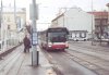 Další autobusovou linkou, která s koncem loňského roku ukončila provoz, je linka č. 63 z Úzké do Chrlic. Následující snímky byly pořízeny 27. 12. 2012 v prostoru Komárova: zastávkou »Konopná« projíždí autobus evid. č. 7491 směrem na Úzkou, Citelis evid. č. 7654 vjíždí do křižovatky Dornych – Plotní – Svatopetrská při jízdě směrem do Chrlic a konečně Citybus evid. č. 7616 byl zvěčněn v prostoru zastávky »Svatopetrská« na ulici Dornych. Foto © Ladislav Kašík.   