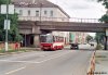 Od začátku července do 10. srpna 2008 trvala výluka tramvajové trati od smyčky Zvonařka do Komárova. Důvodem byl havarijní stav svršku na ulici Dornych mezi křižovatkami se Zvonařkou a Kovářskou. Na snímcích je zvěčněna opravovaná trať u Zvonařky (20. 7. 2008) a dále autobusy náhradní dopravy – linka x12. Ta byla v Komárově ukončena velkou smyčkou ulicemi Hněvkovského, Sokolovou a Kšírovou. Autobus evid. č. 7380 projíždí 6. 8. 2008 po novém mostě přes Svratku, vůz evid. č. 7399 projíždí v nevšedním směru k městu Plotní ulicí. Foto © Ladislav Kašík.
