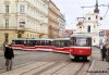  Od poloviny prosince je v Brně provozováno nevšední tramvajové trojče složené z vozů typů Vario LFR.E + VV60LF + T3R.EV (evid. č. 1523 + 1301 + 1569). V pracovních dnech se s ním nyní můžeme setkat na lince 12 (jako 9/12), v nedělní podvečer bývá nasazováno jako posila na téže lince. Soupravy motorového vozu s vlečným lze spatřit o víkendu na lince 13 nebo 4, v pracovní dny pak na „čtyřce“. Na fotografiích z 3. 1. 2008 je souprava zachycena při odjezdu z konečné Červinkova a při jízdě zpět do Králova Pole při zabočování z Joštovy do České ulice. Foto © Ladislav Kašík.