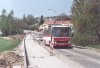 Výstavba nové kanalizace probíhá i v Ořešíně – v ulici Klimešově v celé délce se jezdí pouze po polovině vozovky, provoz řídí světelná signalizace a interval mezi zelenými je 4–5 minut, což nezřídka znamená zpoždění pro spoje autobusové linky a-70. Na snímcích z 1. 5. 2013 přijíždí ke konečné vůz evid. č. 7445 a autobusy evid. č. 7411 (směr Ořešín) a 7412 (na cestě do Ořešína a do Králova Pole) jsou zachyceny při průjezdu úsekem řízeným semaforem. Foto © Ladislav Kašík.