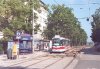 Čtveřicí fotografií se vracíme k opravě tramvajové tratě na Lesnické ulici – snímky tramvají evid. č. 1121 a 1101 z 8. 6. 2013 zachycují vjezd a výjezd z jednokolejného úseku (již pro kolej ve směru do města) 1121 8. 6. 2013. O týden později již na místě pracovala podbíječka (opět firmy Hans Wendel) a rovněž 15. 6. 2013 probíhala pokládka živice v křižovatce s Provazníkovou ulicí, a proto byly na trolejbusové linky 25 a 26 nasazeny autobusy – na snímku vůz evid. č. 2311 při jízdě směrem na Mendlovo náměstí. Foto © Ladislav Kašík.