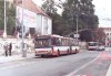 Přestavbu nástupiště zastávky trolejbusových linek 25 a 26 na Mendlově náměstí (pro směr Pisárky) ilustrují snímky vozů 3502 linky 26 (v době zahájení prací) a 3507 téže linky – již na přeložené zastávce (22. 9. 2013). Foto © Ladislav Kašík.