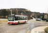 Součástí změn ve veřejné dopravě platných od 10. prosince 2006 je i úprava trasy autobusové linky 64 v oblasti Maloměřic, kde je linka nově vedena ulicemi Jarní a Zimní oběma směry (doposud pouze ve směru do města). Dále jsou všechny spoje linky vedeny až do smyčky Červený písek. To má však své výjimky – z důvodu omezení zastavování osobních vlaků na seřazovacím nádraží Brno-Maloměřice došlo zároveň ve špičkách k výraznému posílení linky vloženými spoji jedoucími přímou cestou Kulkovou ulicí okolo depa a končícími ve smyčce na Podzimní ulici. Na snímcích z 6. 1. 2007 je zachycen Citelis evid. č. 7641 projíždějící Jarní ulicí v dosud netradičním směru a dále Citybus evid. č. 7604 ve smyčce na Červeném písku (v pozadí stoupá vozovka k bývalým provozům maloměřické cementárny v hádeckém lomu, kam jezdily některé spoje linky až do roku 1998). Foto © Ladislav Kašík.