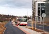 Počátkem prosince byla v podstatě dokončena rekonstrukce ulice Kamenice spojená s rozšířením vozovky na čtyři proudy a výstavbou nových zastávkových zálivů pro autobusy MHD. Na snímcích z 2. 12. 2007 jsou v zastávce »Kamenice« zachyceny autobusy linky 69 evid. č. 7467 (směr kampus) a evid. č. 7604 (směr Ukrajinská). Poblíž nového kruhového objezdu na křižovatce ulic Kamenice a Netroufalky pak nyní funguje nová zastávka »Univerzitní kampus« (pro směr k centru) – na snímku z 2. 12. 2007 zde stojí autobus linky 69 evid. č. 7451. Poblíž zmiňovaného kruhového objezdu byla v podzimních měsících snesena charakteristická vyvýšenina (tvořená z převážné většiny zeminou ze základů nemocnice) – dne 27. 11. 2007 projíždí křižovatkou trolejbus linky 25 evid. č. 3198 v pozadí s posledními zbytky kopečku. Foto © Ladislav Kašík.