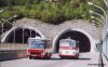 V poslední dekádě dubna byly pro dopravu zcela uzavřeny oba tubusy Pisáreckého tunelu z důvodu aktivace signalizačních a bezpečnostních systémů v návaznosti na okolní stavby VMO. Umožněn byl pouze provoz autobusů DPMB a IDS JMK, a to pouze vždy v jednom ze dvou tubusů. Autobusy ovšem mohly jezdit přes tunel pouze v pracovní dny mimo noční dobu. Na snímku z 25. 4. 2007 se při jižním ústí tunelu potkávají autobusy linky x37 evid. č. 7369 a 7253. Foto © Ladislav Kašík.
