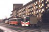 Přeprava prostředního nízkopodlažního článku  tramvaje KT8D5 na Kosmově ulici  - střední díl byl při přepravě uložen na originálních podvozcích (zatímco krajní díly byly přepravovány na originálním a tažném podvozku) a tažným vozem (evid. č. 1583) vlečen na tyči , foto 11.12.1999 -  Jiří Mrkos