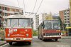 Po loňském zprovoznění manipulační trati ulicí Veslařskou umožňujícím další spojení nové brněnské trolejbusové vozovny v Komíně s trolejbusovou sítí došlo téměř po roce k další významné události v brněnské trolejbusové dopravě. V úterý 7. listopadu 2000 byl (znovu-) zaveden trolejbusový provoz na lince č. 140. Trolejbusy nyní jezdí z Bystrce až do Králova Pole na Purkyňovu po původní trati (z roku 1981) a dále pokračují po nově zatrolejovaných ulicích až ke královopolskému nádraží. Snímek přibližuje setkání historické „devítky“ a autobusu Ikarus evid. č. 2109 ve smyčce v Bystrci. Zprovoznění trolejbusové trati přineslo v podstatě i ukončení provozu těchto kloubových autobusů v brněnských ulicích. Foto 7. 11. 2000 © Jiří Mrkos.