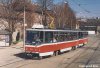 Letos je tomu již celých pět let od chvíle, kdy se v brněnských ulicích objevily nové tramvaje typu T6A5. Tramvaje začaly jezdit v dubnu roku 1996 na linkách č. 4 a 13. Od letních prázdnin roku 1997 pak jezdily již pouze na „čtyřce“, a to až do loňského září, kdy zde byly vystřídány sólo vozy T3. Od té doby můžeme tyto tramvaje spatřit znovu na lince č. 13 a nově i na „dvanáctce“. Na snímku vjíždí na maloměřický most novotou zářící dvojice vozů evid. č. 1217+18 při jízdě z Obřan do města, foto 15. 4. 1996 © Jiří Mrkos. 
