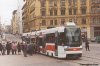  Causa nízkopodlažních tramvají typu RT6 provozovaných v Brně v počtu čtyř vozů možná konečně dostane rozřešení. Dovolme si krátkou rekapitulaci – tramvaje byly do Brna dodány z podniku ČKD DS na jaře roku 1997, do provozu s cestujícími pak zasáhly od září 1997. Stále se opakující i závažné závady pak vedly k častému odstavování a zákazům provozu od Drážního úřadu, zkrátka, tramvaje toho moc nenajezdily. Koncem roku 1998 bylo rozhodnuto o rozsáhlejší rekonstrukci podvozků, ta však byla uskutečněna pouze u vozů evid. č. 1802 a 1803. Vůz s evid. č 1801 je mimo provoz již od ledna 1999 (nyní je na rekonstrukci v Praze), „čtyřka“ dojezdila v dubnu téhož roku. Tramvaje s rekonstruovanými podvozky pak jezdily do ledna loňského roku, kdy byly též odstaveny. Na jaře roku 2000 tak byl vůz evid. č. 1802 využit alespoň jako pojízdná prodejna tzv. seniorpasů, totéž se opakovalo v letošním březnu. Letos byl vůz odstavován pouze na náměstí Svobody, foto je z 21. 3. 2001 © Ladislav Kašík. 