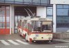  V sobotu 17. 11. 2001 proběhly zkušební jízdy historického trolejbusu TMB typu Škoda 14Tr01 evid. č. 3173. Snímky pořízené při této akci nám umožňují vrátit se v čase o nějakých patnáct let zpátky a zavzpomínat na doby, kdy „čtrnáctky“ začaly pomalu, ale jistě dobývat neochvějné pozice trolejbusů typu 9Tr. Lahůdkou jistě byly i průjezdy manipulačními spojkami (Bubeníčkova, Mlýnská, Nerudova, Veslařská, Koliště…), z nichž však mnohé ještě tenkrát nebyly v provozu. Fotografie trolejbusu na Korejské ulici v Žabovřeskách, při výjezdu z komínské vozovny a na Veslařské ulici, na manipulační trati v Nerudově ulici a konečně ve společnosti modernizovaného kolegy evid. č. 3226 u hlavního nádraží pořídili Ladislav Kašík a Jaroslav Pacholík. 