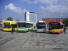 Veletrh AUTOTEC, který se konal na začátku června na brněnském výstavišti, byl letos, co se týká vozidel hromadné dopravy, zcela ve znamení pohonu na stlačený zemní plyn (CNG). Skupina Irisbus, jejímž členem je i vysokomýtská Karosa, zde předvedla Brňanům již známý Citelis (samozřejmě v provedení CNG) a dále řadu „luxusnějších linkových“ autobusů Crossway (10,7 a 12m) a Arway (12,7m). Absence jakéhokoli vozu řady 900 jasně signalizuje blížící se avizované ukončení výroby autobusů tohoto typu (autobusy řady 730 vyjely na silnice tehdejšího Československa počátkem 80. let a jejich výroba po několika modifikacích trvá dodnes). U stánku Irisbusu byl prezentován i článkový trolejbus Škoda 25Tr Irisbus (s tváří Citelisu), který bude dále jezdit v Bratislavě pod číslem 6702. V pavilonu G předvedla firma SOR své opravdu horké novinky – plně nízkopodlažní (tedy už ne „hrbatý“) městský autobus NB12 (čtyřdveřový) a překvapení v podobě článkového autobusu NB18 (pětidveřový). Dále v tomto pavilonu byly předváděny autobusy EKOBUS (SOR BN12), TEDOM KRONOS 123G a D, MB CITARO a konečně kloubový trolejbus SOLARIS Trollino 18AC ostravského dopravního podniku (evid. č. 3801). Dopravu návštěvníků po areálu výstaviště letos zajišťovaly autobusy Irisbus Citelis (ČSAD Havířov), TEDOM Kronos 123G (ČSAD Jablonec nad Nisou, evid. č. 615), SOLARIS Urbino 12 s polskou RZ, MB Citaro s německou RZ. Občas byl také předváděn vůz MB Citaro s vodíkovým pohonem (v podstatě elektrobus s palivovým článkem) – věcička bratru za téměř 50 miliónů. Foto 5. 6. 2006 © Jiří Mrkos.