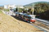 Na přelomu září a října 2006 byla dokončena rekonstrukce zastávky »Ondrouškova« v Bystrci. Zastávka ve směru od Ečerovy zůstala na svém místě, zastávka v opačném směru byla posunuta zpět proti směru jízdy. Mezi oběma zastávkami je nyní přechod přes koleje. Na snímcích z 15. 10. 2006 jsou zde zvěčněny tramvaje evid. č. 1046 (jako vlak linky 3) a souprava 1542+72 (linka 1), obě při jízdě směrem ke konečné Ečerova. Foto © Ladislav Kašík.