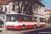 V brněnských ulicích již nyní jezdí čtrnáct nízkopodlažních tramvají Škoda Anitra – evid. č. 1805–1818. Druhý vůz z letošní dodávky, evid. č. 1816, je na snímku z 3. 4. 2005 zachycen v prostoru zastávky »Česká« na Joštově ulici. Vozový park autobusů obohatilo v březnu také pět „kloubáků“ typu Karosa B961 – na snímku jeden z nich, evid. č. 2383, jako záloha na Mendlově náměstí 1. 4. 2005. Foto © Ladislav Kašík.