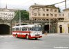 Součástí souboru akcí Brno – město uprostřed Evropy byla i letos tradiční „dopravní nostalgie“, konaná o víkendu 4. a 5. 6. 2005 a tentokrát zaměřená na 75. výročí zahájení provozu městských autobusů v Brně. Dění bylo proto soustředěno hlavně do slatinských autobusových garáží, kde v sobotu probíhal Den otevřených dveří (a v jeho rámci i možnost vyzkoušet si řízení autobusu pro veřejnost, jak dokazují snímky školních autobusů evid. č. 5318 a 5320 využívaných ve vozovně k těmto jízdám), v sobotu ráno odtud i vyjížděl konvoj historických vozidel TMB směrem na Moravské náměstí, kde byla poté vozidla vystavena (na snímku na Křenové ulici). Akce se zúčastnily mj. trolejbusy Škoda 6Tr (provozní), 7Tr s vlekem Karosa B40 či Tatra 400. Autobusy zastupoval mj. nový přírůstek TMB, Ikarus 280 (ex. DPMB evid. č. 2090), novinka od Irisbusu nízkopodlažní Citelis (pouze vystaven ve Slatině) či historická Karosa ŠL11 z Karlových Varů (na snímku u viaduktu na Křenové). Autobusy (z Moravského náměstí) i trolejbusy (z České) jezdily do Slatiny v sobotu, po oba dny kroužila centrem města koňka, zatímco z Moravského náměstí pendlovaly do Pisárek a zpět (na výstavišti probíhal Autosalón) historické tramvaje DPMB evid. č. 4058 a 107+215. V sobotu byla rovněž pro veřejnost zpřístupněna podzemní měnírna na Údolní ulici. Foto © Ladislav Kašík.