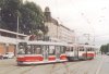V závěru června byl v Brně znovu obnoven zkušební provoz nízkopodlažního vleku VV 60LF bez cestující, aby pak počátkem srpna svézt první cestující na pravidelné lince. Na snímku z 22. 7. 2005 ještě „liduprázdný“ vlek za tramvají evid. č. 1560 projíždí Nádražní ulicí na lince č. 10. Ve čtvrtek 18. 8. 2005 pak byla provedena zkušební jízda soupravy dvou motorových vozů (evid. č. 1531 a 1560) a vozu vlečného z vozovny Medlánky do Řečkovic. Na snímku pořízeném v křižovatce pod vozovnou se již souprava vrací „domů“. Foto © Ladislav Kašík a Zdeněk Jarolín.