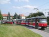 V závěru června byl v Brně znovu obnoven zkušební provoz nízkopodlažního vleku VV 60LF bez cestující, aby pak počátkem srpna svézt první cestující na pravidelné lince. Na snímku z 22. 7. 2005 ještě „liduprázdný“ vlek za tramvají evid. č. 1560 projíždí Nádražní ulicí na lince č. 10. Ve čtvrtek 18. 8. 2005 pak byla provedena zkušební jízda soupravy dvou motorových vozů (evid. č. 1531 a 1560) a vozu vlečného z vozovny Medlánky do Řečkovic. Na snímku pořízeném v křižovatce pod vozovnou se již souprava vrací „domů“. Foto © Ladislav Kašík a Zdeněk Jarolín.