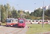  O víkendu 24. a 25. 9. 2005 byla prováděna výměna a podbíjení kolejí v Líšni (mezi zastávkami »Masarova« a »Kotlanova«). Z tohoto důvodu byla vyloučena tramvajová doprava na lince d-8 v úseku Novolíšeňská až Mifkova. Linka d-8 byla ukončena ve smyčce Novolíšeňská. Náhradní doprava byla zajištěna v úseku Novolíšeňská – Kotlanova jedním vozem KT8, jezdícím vždy po volné koleji – v sobotu se jezdilo po pravé koleji ve směru na Kotlanovu, v neděli po levé. Na snímku z 24. 9. 2005 jsou zachyceny tramvaje KT8 linky 8 ve smyčce Novolíšeňská (evid. č. 1714, 1737 a 1708), na pravé fotografii je pak zvěčněna v prostoru bývalé smyčky Kotlanova již na trajleru naložená podbíječka (25. 9. 2005). Foto © Ladislav Kašík.