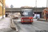 Na Táborské ulici v Židenicích i nadále pokračuje rozsáhlá oprava kanalizační stoky spojená s výlukou tramvajové trati do Juliánova. Ačkoli práce byly zahájeny v polovině loňského roku, teprve od začátku roku 2004 byla zavedena náhradní autobusová doprava a linka č. 13 trvale ukončena ve smyčce na Geislerově – vůz evid. č. 7351 vyjíždí 3. 1. 2004 z Klínů na Táborskou po objezdu rozkopané části ulice. Současně se zprovozněním linky x13 proběhly i změny v dopravní obsluze části Židenic ležící mezi zdejšími tramvajovými tratěmi – obsluhu Šámalovy ulice nyní nově zajišťuje ze Staré Osady prodloužená linka č. 58, jejíž autobusy se otáčí (společně s x13) na Životského ulici v blízkosti zastávky »Životského«. Na snímku z 6. 1. 2004 zde stojí na příjezdové zastávce vůz evid. č. 7310 linky č. 58, vedle tramvaj linky č. 10 evid. č. 1127. Foto © Ladislav Kašík.