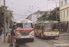 Čtyřmi snímky k letošní akci Brno – město uprostřed Evropy a prezentaci historických i současných vozidel MHD. Moderní vozidla zastupovala tramvaj K3R-N evid. č. 1751 a vůz T3R.EV evid. č. 1531 s vlekem VV60LF. Na snímku jsou zachyceny na Vranovské ulici v Husovicích. A protože se letos vše točilo kolem Husovic a zdejší trolejbusové vozovny, zůstaneme tu i nadále. Na Nováčkově ulici předjíždí trolejbus Škoda 14Tr evid. č. 3173 kolem dalšího exponátu TMB, autobusu Škoda 706 RTO. Křižovatkou Vranovské ulice s Cejlem právě projela Tatra 400 po manipulační lince do vozovny. Ve vozovně pak byly vystaveny mj. montážní vozy pro údržbu trolejového vedení – již historická „škodovka“ evid. č. 5003 (exponát TMB) a moderní Renault evid. č. 5310. Foto © Ladislav Kašík a Tomáš Kocman.