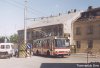 Dvěma snímky se ještě vracíme k demolici domu na křižovatce Tržní a Olomoucké ulice, který byl poškozen při výbuchu plynu 21. 6. 2004. Na levém snímku projíždí 29. 6. 2004 křižovatkou autobus náhradní dopravy na lince x8 evid. č. 2365 – demolice se již chýlí ke konci a autobusům MHD byl umožněn průjezd místem nehody. O pár dní později již tudy mohly po dokončení provizorního trolejového vedení jezdit i trolejbusy – vůz evid. č. 3257 míjí 4. 7. 2004 sloup s mobilním základem uprostřed křižovatky (dnes již je v provozu definitivní vedení a sloupy jsou demontovány). Foto © Ladislav Kašík.
