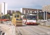 O prázdninách vrcholila rekonstrukce křižovatky na Halasově náměstí na Lesné – pro tramvaje byla křižovatka neprůjezdná, proto byly ukončeny na zastávce »Fügnerova« – kousek za zastávkou bylo úvraťové ukončení pomocí provizorní výhybky „kaliforňan“ (na snímku z 5. 7. 2004 je zde zvěčněna tramvaj KT8 evid. č. 1722). Autobusy mohly staveništěm až na krátkodobé výluky projíždět – na snímku z 18. 7. 2004 vyjíždí z křižovatky na třídu Generála Píky autobus evid. č. 7440 a již po nové vozovce projíždí 29. 6. 2004 prostorem budoucí zastávky vůz evid. č. 7449 na lince 72 při cestě do Králova Pole. Foto © Ladislav Kašík.