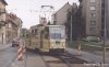 Druhý „kaliforňan“ na tramvajové síti byl o prázdninách instalován na Purkyňově ulici v blízkosti křižovatky se Skácelovou ulicí. Na snímcích ze 4. 7. 2004 sem přijíždí tramvaj KT8 evid. č. 1713 a již stojící na výstupní zastávce ji míjí autobusy linky č. 67 evid. č. 7612 a 7470. Foto © Ladislav Kašík.