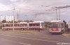 Čtyři nové nízkopodlažní trolejbusy Škoda 22Tr výrazně posílily počty článkových trolejbusů v Brně – dnes již zde jezdí celkem 16 „kloubáků“. Na snímku z 27. 7. 2004 jsou ve smyčce na Novolíšeňské zachyceny dva nové vozy evid. č. 3605 a 3606. Nadále pokračuje i program rekonstrukcí starších trolejbusů Škoda 15Tr – zatím posledním zprovozněným je vůz evid. č. 3502 – na snímku 26. 7. 2004 sjíždí ulicí Petra Křičky v Novém Lískovci. Foto © Ladislav Kašík.