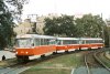 Pisárecká tramvaj T3 evid. č. 1553 byla společně s řízeným vozem soupravy evid. č. 1554 odstavena z provozu o letošních prázdninách. Nyní je občas používána k odtahům porouchaných tramvají – obě pisárecké služební tramvaje T2 totiž postupně procházely opravou spojenou s obnovou laku a služebních vozů byl přechodně nedostatek. Na snímku z 29. 9. 2004 veze u výstaviště marodnou soupravu tramvají evid. č. 1643+44. Foto © Jiří Mrkos