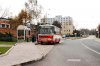 V minulých měsících proběhla rekonstrukce vozovek i tramvajové tratě v prostoru křižovatky Hudcovy, Kuřimské a Palackého ulice. V říjnu byly práce korunovány zprovozněním všech zastávek v dotčeném prostoru – na zastávce »Vozovna Medlánky« směr Semilasso právě 14. 11. 2004 zastavil autobus linky č. 41 evid. č. 7284. Do města míří téhož dne i tramvaj KT8 evid. č. 1707 stojící u ostrůvku zastávky »Hudcova« na lince 1. Foto © Ladislav Kašík.
