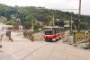 Dění v Pisárkách ilustrujme následujícími záběry: ještě jednou mosty přes dnes již zasypaný výkop inženýrských sítí s tramvají evid. č. 1738 (28. 9. 2004) a vůz evid. č. 1052 projíždějící 7. 11. 2004 kolem čerstvého odřezu svahu u Žabovřeské ulice. Oba snímky dokumentují rovněž podzimní víkendový provoz tramvají na lince č. 1 – výhradně vozy K2 a KT8. A k stavbě provizorní tramvajové trati – na Hlinkách již byly 17. 11. 2004 položeny první koleje; tramvaj K3R-N evid. č. 1751 projíždí 17. 11. 2004 kolem místa budoucího napojení provizória na stávající trať u tramvajové vozovny (dnes už jsou i zde koleje). Foto © Ladislav Kašík.