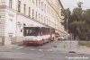  Autobusy náhradní dopravy i odkloněných normálních linek se při opravě kolejiště na Starém Brně proplétaly mnohdy úzkými uličkami, kam běžně MHD nejezdí – od Poříčí se na Václavskou vozy dostávaly po Zahradnické ulici (na snímku z 30. 6. 2003 bus evid. č. 2311 linky x6), z Mendlova náměstí vedla cesta kolem nemocnice u sv. Anny mj. ulicí Leitnerovou (vůz evid. č. 2366 na lince č. 44). Na Mendlově náměstí byla pro výstup cestujících z autobusů linky x6 zbudována na po dobu výluky nepoužívané části vozovky zastávka s ostrůvkem – foto 6. 7. 2003, vozy evid. č. 2345 (odjíždí z „Mendláku“ ke hřbitovu) a vedle evid. č. 2346, který právě na náměstí přijel. Autobusy linky x6 projížděly též křižovatkou Poříčí – Křížová – Vídeňská, na mostě přes řeku byla též zastávka (foto 27. 7. 2003, vůz evid. č. 2314), během prací na vlastní křižovatce však jezdily oklikou mj. po Renneské, kde docházelo k dopravním zácpám – na fotografii ze 4. 8. 2003 se zde kolonou automobilů probojovává autobus evid. č. 2354. Všechna foto © Ladislav Kašík.