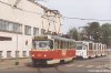 Poněkud nevšední obrázek bylo možné vidět ve sváteční středu 8. 5. 2002 na tramvajové smyčce na Nových Sadech – z důvodu výluky trati do Starého Lískovce zde byla kromě „desítky“ ukončena i druhá líšeňská linka – č. 8. Jenom v krátkosti – smyčka je v provozu od roku 1943, kdy odtud začala po elektrifikaci místní dráhy jezdit tramvaj do Líšně (na lince L, ev. č. 10). I dnes je zde ukončena „desítka“, ale jezdí pouze na Stránskou skálu, protože stará trať do Líšně byla zrušena v roce 1964 a nová líšeňská trať, po níž si to nyní sviští linka č. 8, byla postavena až v osmdesátých letech. Současnou podobu získala smyčka při náročné přestavbě Nádražní ulice a prostoru Nových Sadů v roce 1997. Tramvaje evid. č. 1581 a 1718 zde vyfotografoval © Ladislav Kašík. 