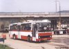 Již od počátku letošního jara probíhá rekonstrukce kanalizace na Hapalově ulici v Řečkovicích. Práce postupovaly směrem od města, v prostoru pod mostem u řečkovického nádraží byla pro autobusy MHD zbudována provizorní panelová vozovka. Současně zde však právě začíná i oprava zmíněné estakády svitavské výpadovky – most byl dán do provozu v roce 1980, kdy po něm začala jezdit směrem do města i autobusová linka č. 42 (dnes č. 41). Na snímku z 22. 4. 2002 právě ze zastávky »Kronova« odjíždí autobus evid. č. 7418, který prošel generální opravou ve Zlineru (jako jeden z prvních dvou generálkovaných brněnských vozů typu B731), v pozadí je opravovaný most, foto © Jiří Mrkos. 