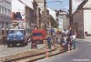 Oprava tramvajových kolejí na brněnské ulici Cejl byla v průběhu měsíce června ukončena – konaly se ještě dvě víkendové výluky, při nichž se opravovaly koleje poblíž křižovatky s Kolištěm. Na záběrech z 1. 6. 2002 je jednak nevšední pohled na demontovaný kolejový svršek na začátku Cejlu, na druhém snímku Malinovského náměstím projíždí před Mahenovým divadlem s opravenou, novotou zářící  fasádou souprava tramvají T6, která přijela z Králova Pole jako „sedmička“, nyní však již po změně čísla jako vlak linky č. 2 míří do Modřic, obě foto © Ladislav Kašík. 
