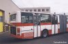Tři nové kloubové vozy typu Karosa B961 obohatily v červnu vozový park autobusů v Brně. Jedná se o první autobusy inovované řady 950/60 u DPMB – vozy mají novou povrchovou úpravu celé karosérie, výkonnější motor Iveco a také nově řešenou zadní část karosérie vč. zadního čela. Na snímku ze 7. 6. 2002 je zachycen právě zadní článek vozu s budoucím evid. č. 2364 ve slatinských garážích, foto © Jiří Mrkos. 