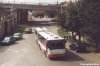 Celková oprava Bělohorské ulice v Juliánově započatá 10. září znamená mj. i návrat autobusů na Krásného ulici, kudy v letech 1962–84 jezdily autobusy linky č. 50 zajišťující spojení zdejšího sídliště se středem města (jezdily tehdejší Turgeněvovou na Olomouckou a poté k hlavnímu nádraží). Na snímcích z prvního dne výluky jsou zvěčněny autobusy evid. č. 2365 a 7369 před zastávkou a v zastávce »Krásného«, v pozadí je mostní objekt postavený v druhé polovině osmdesátých let a umožňující křížení komunikace městského okruhu a nové výpadovky na Olomouc. Foto © Ladislav Kašík. 
