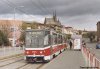 Nový jednotný nátěr vozidel brněnského dopravního podniku vycházející z originálního nátěru tramvají T6, KT8D5N či trolejbusů Škoda 14TrM v kombinaci červené, tmavě šedé a bílé barvy se stává realitou. U tramvají byl poprvé uplatněn (vyjma samozřejmě výše zmíněné typy) u tramvají KT8 (evid. č. 1705) letos, jednou z možných variant pro „tétrojky“ je nátěr vozu evid. č. 1560, trolejbusy 14Tr jej dostávaly při rekonstrukcích na typ 14TrR (poprvé evid. č. 3228 v roce 1999), již několik týdnů však můžeme v ulicích města spatřit v tomto nátěru i první nerekonstruovaný vůz 14Tr evid. č. 3231. Na snímku z 19. 10. 2002 stojí v zastávce »Křídlovická« další tramvaj KT8, která obdržela při velké opravě nový nátěr – evid. č. 1725. Ze zastávky »Čechyňská« na Křenové ulici, podle potřeby stavby přesunované, odjíždí trolejbus evid. č. 3231 na lince č. 131 směrem na Šlapanice. A konečně tentýž vůz zezadu při nástupu cestujících na hlavním nádraží 7. 11. 2002. Foto © Ladislav Kašík. 