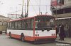 Nový jednotný nátěr vozidel brněnského dopravního podniku vycházející z originálního nátěru tramvají T6, KT8D5N či trolejbusů Škoda 14TrM v kombinaci červené, tmavě šedé a bílé barvy se stává realitou. U tramvají byl poprvé uplatněn (vyjma samozřejmě výše zmíněné typy) u tramvají KT8 (evid. č. 1705) letos, jednou z možných variant pro „tétrojky“ je nátěr vozu evid. č. 1560, trolejbusy 14Tr jej dostávaly při rekonstrukcích na typ 14TrR (poprvé evid. č. 3228 v roce 1999), již několik týdnů však můžeme v ulicích města spatřit v tomto nátěru i první nerekonstruovaný vůz 14Tr evid. č. 3231. Na snímku z 19. 10. 2002 stojí v zastávce »Křídlovická« další tramvaj KT8, která obdržela při velké opravě nový nátěr – evid. č. 1725. Ze zastávky »Čechyňská« na Křenové ulici, podle potřeby stavby přesunované, odjíždí trolejbus evid. č. 3231 na lince č. 131 směrem na Šlapanice. A konečně tentýž vůz zezadu při nástupu cestujících na hlavním nádraží 7. 11. 2002. Foto © Ladislav Kašík. 