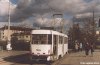  V předdušičkovém období byla provozována posilová tramvajová linka P2 ze Staré Osady po trase linky č. 2 na Ústřední hřbitov – ve dnech 26.–28. 10. 2002 byly na linku vypravovány sólo vozy, v pracovních dnech jezdily K2 a v sobotu 2. 11. 2002 vozily cestující soupravy 2×T3 (T6). Ráno a v podvečer tyto tramvaje jezdily na lince d-7. Na dvou snímcích z 26. 10. 2002 je zvěčněn ruch na kolejích v oblasti Ústředního hřbitova – tramvaj T3 evid. č. 1581 odbočuje z modřické trati směrem ke smyčce s městem a Petrovem v zádech, na smyčce se setkal vůz evid. č. 1593 na P2 s pravidelnou „šestkou“, tramvají evid. č. 1121. Na druhé konečné na Staré Osadě v Židenicích je pak 28. 10. 2002 zdokumentována na lince P2 další generálkovaná tramvaj T3 s původní tyristorovou výzbrojí evid. č. 1555. Foto © Ladislav Kašík. 