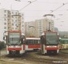 Od začátku prosince se můžeme v Brně svézt dvojicí tramvají T3R, pocházejících z neuskutečněné dodávky pro ruskou Samaru a letos zakoupených od firmy SKD. Vozy obdržely evid. č. 1669 a 1670 a prozatím je vypravuje medlánecká tramvajová vozovna na linku č. 1. Při provozní přestávce v bystrcké smyčce zapózovaly 14. 12. 2002 fotografovi společně s rekonstruovaným vozem K2R evid. č. 1040, foto © Ladislav Kašík.