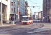 Pravidelný noční provoz městské dopravy má v Brně tradici již téměř šedesát let. Po prvních vlaštovkách za dob první republiky, provozovaných spíše příležitostně, byl po skončení války zaveden systematický provoz tramvají v noci. Od 2. 6. 1946 tak bylo možné se v noci svézt pěti tramvajovými linkami (d-1, d-2, d-3, d-4 a d-9). Linky d-2 a d-3 měly v noci jinou trasu, neboť přes den přes nádraží nejezdily. Rozjezdy od hlavního nádraží byly prováděny v intervalech 40–50 minut. Na noční tramvajové linky postupně v několika přestupních bodech navazovaly trolejbusy nebo autobusy (od poloviny 60. let). Při reorganizaci dopravy v roce 1995 došlo ke změně počtu denních tramvajových linek – místo 22 linek jich zůstalo 13 a z nich v noci jezdilo šest linek (d-1, 2, 4, 8, 9, 13), doplněných sedmi autobusovými linkami (a-40, 54, 58, 69, 81, 82, 83). Od roku 2000 zajišťují noční spojení autobusy na linkách a-92 až 99 a dvě tramvajové linky d-1 a d-8, ale i ty byly v roce 2004 nahrazeny autobusy a tramvaje od té doby v noci v Brně nejezdí. Počet nočních linek se dnes ustálil na jedenácti a noční spojení jsou v prac. dny od 23.00 do 5.00 hodin (v intervalu 30–60 minut), o víkendech do 6.00 (v roce 2013 až do 7.00) se zkráceným intervalem 20 minut v ranních hodinách. Odjezd rozjezdů od hlavního nádraží je řízen dispečerem, který sleduje příjezdy jednotlivých nočních autobusových linek pomoci kamerového systému. Svým povelem dává svolení k rozjezdům linek. Kromě hlavního nádraží, kde na sebe navazují všechny linky, existuje ještě několik zastávek, kde na sebe linky čekají (například na »Svratecké« noční linky a-N89, 92, 93, 98, v Líšni na »Jírově« a-N98 a 99, v zastávce »Anthropos« linky a-9N5, 97, 98 a v zastávce »Humenná«, resp. »Běloruská« a-N91 a 96).
Přiložená série snímků na následující straně byla pořízena v ranních hodinách v červnu 2013, tedy v době, kdy o víkendech jezdily noční linky až do sedmé hodiny ranní (od 1. 1. do 14. 12. 2013).

Autobusy u nástupišť před hlavním nádražím, v popředí vůz evid. č. 7482 linky N89. Směrem do Bílovic odjíždí od hlavního nádraží Citelis evid. č. 7645 linky N94, zatímco Crossway evid. č. 7821 téže linky bude odjíždět do Modřic. Konvoj „nočních“ autobusů v čele s Citelisem evid. č. 2622 linky N92 projíždí Benešovou ulicí. Citelis evid. č. 7659 linky N97 směřující do Líšně stojí v zastávce »Malinovského náměstí«, zatímco Divadelní ulicí projíždí směrem k nádraží „kloubák“ evid. č. 2385 linky N91. Z Malinovského náměstí vjíždí na Cejl Citelis evid. č. 2601 linky N99 a ze zastávky »Körnerova« odjíždí na lince N94 směrem do Obřan vůz evid. č. 7490. Foto 8., 15. a 29. 6. 2013 © Ladislav Kašík.