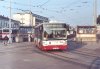 Pravidelný noční provoz městské dopravy má v Brně tradici již téměř šedesát let. Po prvních vlaštovkách za dob první republiky, provozovaných spíše příležitostně, byl po skončení války zaveden systematický provoz tramvají v noci. Od 2. 6. 1946 tak bylo možné se v noci svézt pěti tramvajovými linkami (d-1, d-2, d-3, d-4 a d-9). Linky d-2 a d-3 měly v noci jinou trasu, neboť přes den přes nádraží nejezdily. Rozjezdy od hlavního nádraží byly prováděny v intervalech 40–50 minut. Na noční tramvajové linky postupně v několika přestupních bodech navazovaly trolejbusy nebo autobusy (od poloviny 60. let). Při reorganizaci dopravy v roce 1995 došlo ke změně počtu denních tramvajových linek – místo 22 linek jich zůstalo 13 a z nich v noci jezdilo šest linek (d-1, 2, 4, 8, 9, 13), doplněných sedmi autobusovými linkami (a-40, 54, 58, 69, 81, 82, 83). Od roku 2000 zajišťují noční spojení autobusy na linkách a-92 až 99 a dvě tramvajové linky d-1 a d-8, ale i ty byly v roce 2004 nahrazeny autobusy a tramvaje od té doby v noci v Brně nejezdí. Počet nočních linek se dnes ustálil na jedenácti a noční spojení jsou v prac. dny od 23.00 do 5.00 hodin (v intervalu 30–60 minut), o víkendech do 6.00 (v roce 2013 až do 7.00) se zkráceným intervalem 20 minut v ranních hodinách. Odjezd rozjezdů od hlavního nádraží je řízen dispečerem, který sleduje příjezdy jednotlivých nočních autobusových linek pomoci kamerového systému. Svým povelem dává svolení k rozjezdům linek. Kromě hlavního nádraží, kde na sebe navazují všechny linky, existuje ještě několik zastávek, kde na sebe linky čekají (například na »Svratecké« noční linky a-N89, 92, 93, 98, v Líšni na »Jírově« a-N98 a 99, v zastávce »Anthropos« linky a-9N5, 97, 98 a v zastávce »Humenná«, resp. »Běloruská« a-N91 a 96).
Přiložená série snímků na následující straně byla pořízena v ranních hodinách v červnu 2013, tedy v době, kdy o víkendech jezdily noční linky až do sedmé hodiny ranní (od 1. 1. do 14. 12. 2013).

Autobusy u nástupišť před hlavním nádražím, v popředí vůz evid. č. 7482 linky N89. Směrem do Bílovic odjíždí od hlavního nádraží Citelis evid. č. 7645 linky N94, zatímco Crossway evid. č. 7821 téže linky bude odjíždět do Modřic. Konvoj „nočních“ autobusů v čele s Citelisem evid. č. 2622 linky N92 projíždí Benešovou ulicí. Citelis evid. č. 7659 linky N97 směřující do Líšně stojí v zastávce »Malinovského náměstí«, zatímco Divadelní ulicí projíždí směrem k nádraží „kloubák“ evid. č. 2385 linky N91. Z Malinovského náměstí vjíždí na Cejl Citelis evid. č. 2601 linky N99 a ze zastávky »Körnerova« odjíždí na lince N94 směrem do Obřan vůz evid. č. 7490. Foto 8., 15. a 29. 6. 2013 © Ladislav Kašík.