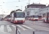 Pravidelný noční provoz městské dopravy má v Brně tradici již téměř šedesát let. Po prvních vlaštovkách za dob první republiky, provozovaných spíše příležitostně, byl po skončení války zaveden systematický provoz tramvají v noci. Od 2. 6. 1946 tak bylo možné se v noci svézt pěti tramvajovými linkami (d-1, d-2, d-3, d-4 a d-9). Linky d-2 a d-3 měly v noci jinou trasu, neboť přes den přes nádraží nejezdily. Rozjezdy od hlavního nádraží byly prováděny v intervalech 40–50 minut. Na noční tramvajové linky postupně v několika přestupních bodech navazovaly trolejbusy nebo autobusy (od poloviny 60. let). Při reorganizaci dopravy v roce 1995 došlo ke změně počtu denních tramvajových linek – místo 22 linek jich zůstalo 13 a z nich v noci jezdilo šest linek (d-1, 2, 4, 8, 9, 13), doplněných sedmi autobusovými linkami (a-40, 54, 58, 69, 81, 82, 83). Od roku 2000 zajišťují noční spojení autobusy na linkách a-92 až 99 a dvě tramvajové linky d-1 a d-8, ale i ty byly v roce 2004 nahrazeny autobusy a tramvaje od té doby v noci v Brně nejezdí. Počet nočních linek se dnes ustálil na jedenácti a noční spojení jsou v prac. dny od 23.00 do 5.00 hodin (v intervalu 30–60 minut), o víkendech do 6.00 (v roce 2013 až do 7.00) se zkráceným intervalem 20 minut v ranních hodinách. Odjezd rozjezdů od hlavního nádraží je řízen dispečerem, který sleduje příjezdy jednotlivých nočních autobusových linek pomoci kamerového systému. Svým povelem dává svolení k rozjezdům linek. Kromě hlavního nádraží, kde na sebe navazují všechny linky, existuje ještě několik zastávek, kde na sebe linky čekají (například na »Svratecké« noční linky a-N89, 92, 93, 98, v Líšni na »Jírově« a-N98 a 99, v zastávce »Anthropos« linky a-N95, 97, 98 a v zastávce »Humenná«, resp. »Běloruská« a-N91 a 96).
Přiložená série snímků na následující straně byla pořízena v ranních hodinách v červnu 2013, tedy v době, kdy o víkendech jezdily noční linky až do sedmé hodiny ranní (od 1. 1. do 14. 12. 2013).

Autobusy u nástupišť před hlavním nádražím, v popředí vůz evid. č. 7482 linky N89. Směrem do Bílovic odjíždí od hlavního nádraží Citelis evid. č. 7645 linky N94, zatímco Crossway evid. č. 7821 téže linky bude odjíždět do Modřic. Konvoj „nočních“ autobusů v čele s Citelisem evid. č. 2622 linky N92 projíždí Benešovou ulicí. Citelis evid. č. 7659 linky N97 směřující do Líšně stojí v zastávce »Malinovského náměstí«, zatímco Divadelní ulicí projíždí směrem k nádraží „kloubák“ evid. č. 2385 linky N91. Z Malinovského náměstí vjíždí na Cejl Citelis evid. č. 2601 linky N99 a ze zastávky »Körnerova« odjíždí na lince N94 směrem do Obřan vůz evid. č. 7490. Foto 8., 15. a 29. 6. 2013 © Ladislav Kašík.