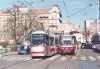 Několik snímků ještě věnujeme v březnu zahájené výluce ulice Milady Horákové – ta znamenala mj. víkendové nasazení sólo tramvají na linku 5: v první den výluky 15. 3. 2014 se tak na zastávce »Jugoslávská« setkaly vozy evid. č. 1615 a 1541. A na Mendlově náměstí se 30. 3. 2014 potkala Varia LF evid. č. 1497 a 1523. Ve všední dny jezdí na lince 5 soupravy tramvají, většinou T3R – souprava evid. č. 1659+1660 právě vjela 20. 3. 2014 z Pekařské ulice na Mendlovo náměstí. V zastávce »Janáčkovo divadlo« se také 20. 3. 2014 potkaly soupravy linky 1 – evid. č. 1637+1638 směrem do Řečkovic a evid. č. 1103+1556 jedoucí směrem do Bystrce. A poslední nevšední setkání – tentokrát na Malinovského náměstí, kde se 20. 3. 2014 míjí vozy linek x9 (evid. č. 1916) jedoucí z Lesné do centra a x3 (evid. č. 1732) jedoucí k dětské nemocnici. Foto © Ladislav Kašík.