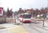 Pokračující rekonstrukci křižovatky Kaštanové, Popelovy a Vinohradské ulice dokumentujeme dvojicí snímků z 3. 4. 2014: autobus evid. č. 7437 linky 59 zabočuje při jízdě do Chrlic do Popelovy ulice a vůz evid. č. 7390 jede opačným směrem na Kaštanovou. Druhá dvojice fotografií byla pořízena 27. 5. 2014 – autobus linky 48 dopravce BORS projíždí stavbou směrem k železničnímu přejezdu (vlevo je odfrézovaná vozovka s patrnou původní dlažbou) a pohled do prostoru budoucích zastávek na Kaštanové ulici. Foto © Ladislav Kašík a Jiří Mrkos.