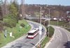 Oprava mostu na exprestrase svitavské radiály přes Hradeckou ulici si vyžádala vedení autobusových linek od Řečkovic po Palackého třídě, což ilustrují snímky z 30. 3. 2014: autobus linky 42 evid. č. 2388 míří k mostu Palackého ulice přes Hradeckou (v pozadí opravovaný most), zatímco vůz evid. č. 7417 linky 70 na Palackého ulici ho již přejíždí. Foto © Ladislav Kašík.