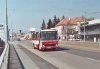 Oprava mostu na exprestrase svitavské radiály přes Hradeckou ulici si vyžádala vedení autobusových linek od Řečkovic po Palackého třídě, což ilustrují snímky z 30. 3. 2014: autobus linky 42 evid. č. 2388 míří k mostu Palackého ulice přes Hradeckou (v pozadí opravovaný most), zatímco vůz evid. č. 7417 linky 70 na Palackého ulici ho již přejíždí. Foto © Ladislav Kašík.