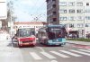 V březnu byl v Brně zkoušen další typ elektrobusu – vůz Škoda Perun s vozovou skříní autobusu Solaris byl nasazován jako vložený spoj mezi dvěma pravidelnými spoji na linkách 37 a 32. Na snímku z 22. 3. 2014 odjíždí z Mendlova náměstí na lince 37 (vlevo autobus linky 52 evid. č. 7410) a ve smyčce v Králově Poli na Srbské ulici byl elektrobus zachycen 25. 3. 2014 (linka 32). Nabíjení probíhalo v komínské vozovně, jak dokládá fotografie z 27. 3. 2014 a na posledním snímku je zvěčněn interiér vozidla. Foto © Ladislav Kašík, Pavel Šlesinger a Zdeněk Farkaš. 